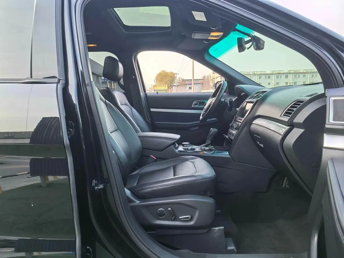Ford Explorer 2016 — Photo 15/20
