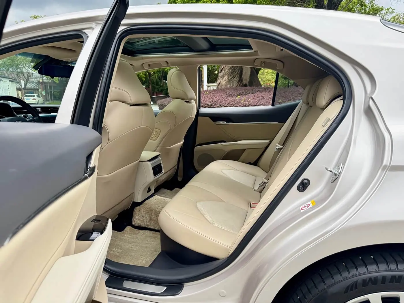 Toyota Camry 2019 — ფოტო 11/20