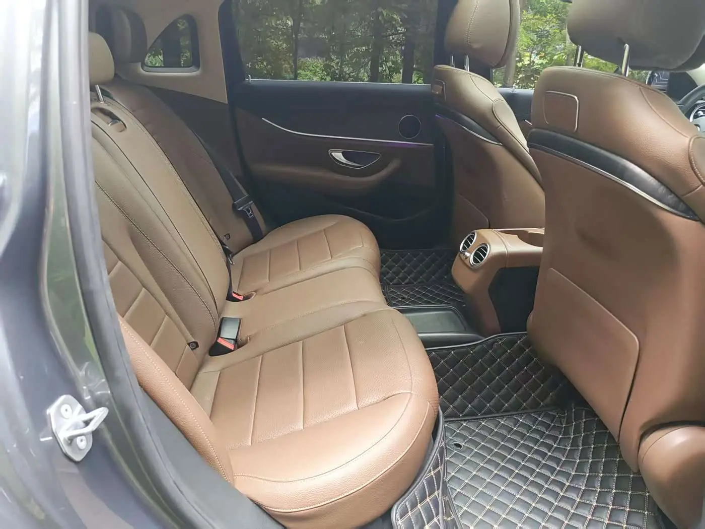 Mercedes-Benz E-Class 2019 — Photo 12/18