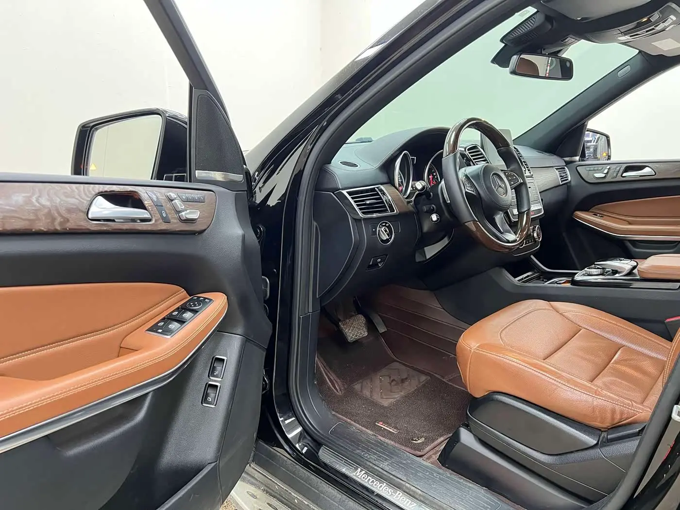 Mercedes-Benz GLS 2016 — Photo 10/14