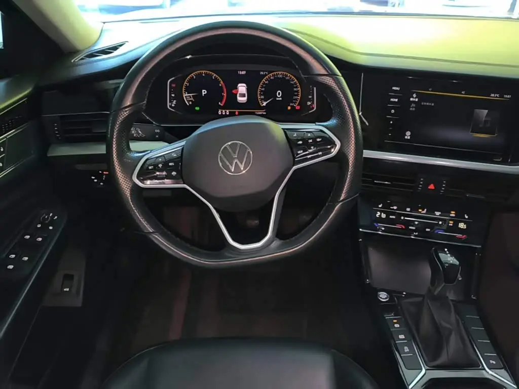 Volkswagen Passat 2023 — Photo 10/19
