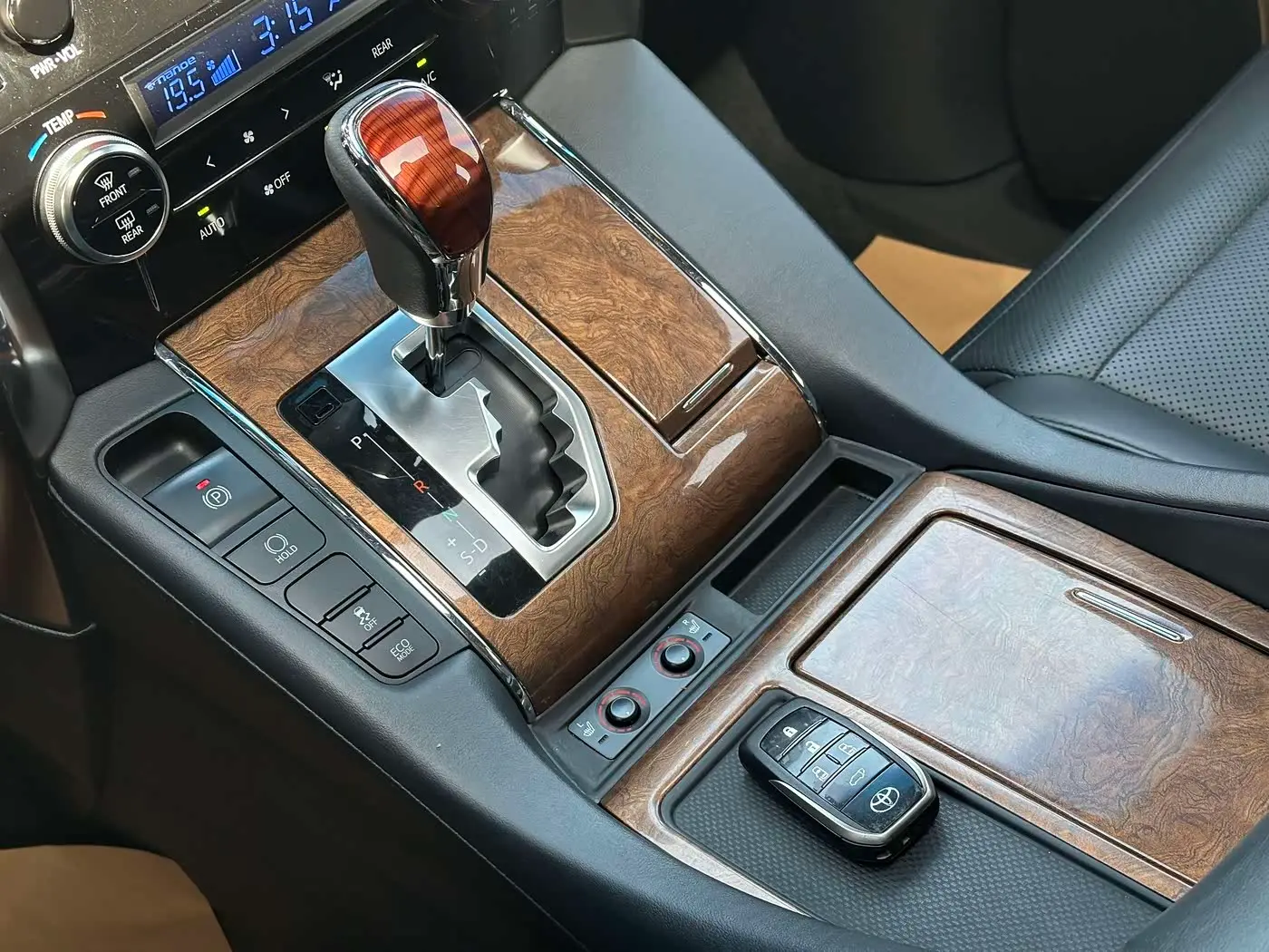 Toyota Alphard 2017 — Şəkil 11/20