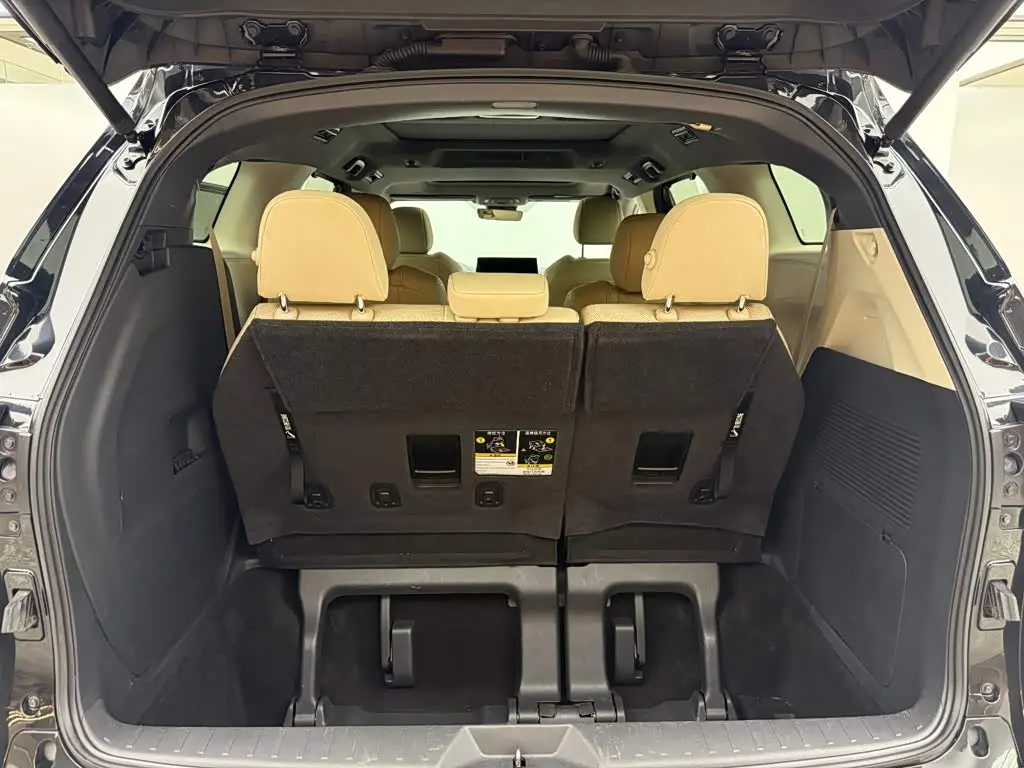 Toyota Granvia 2023 — Photo 6/15