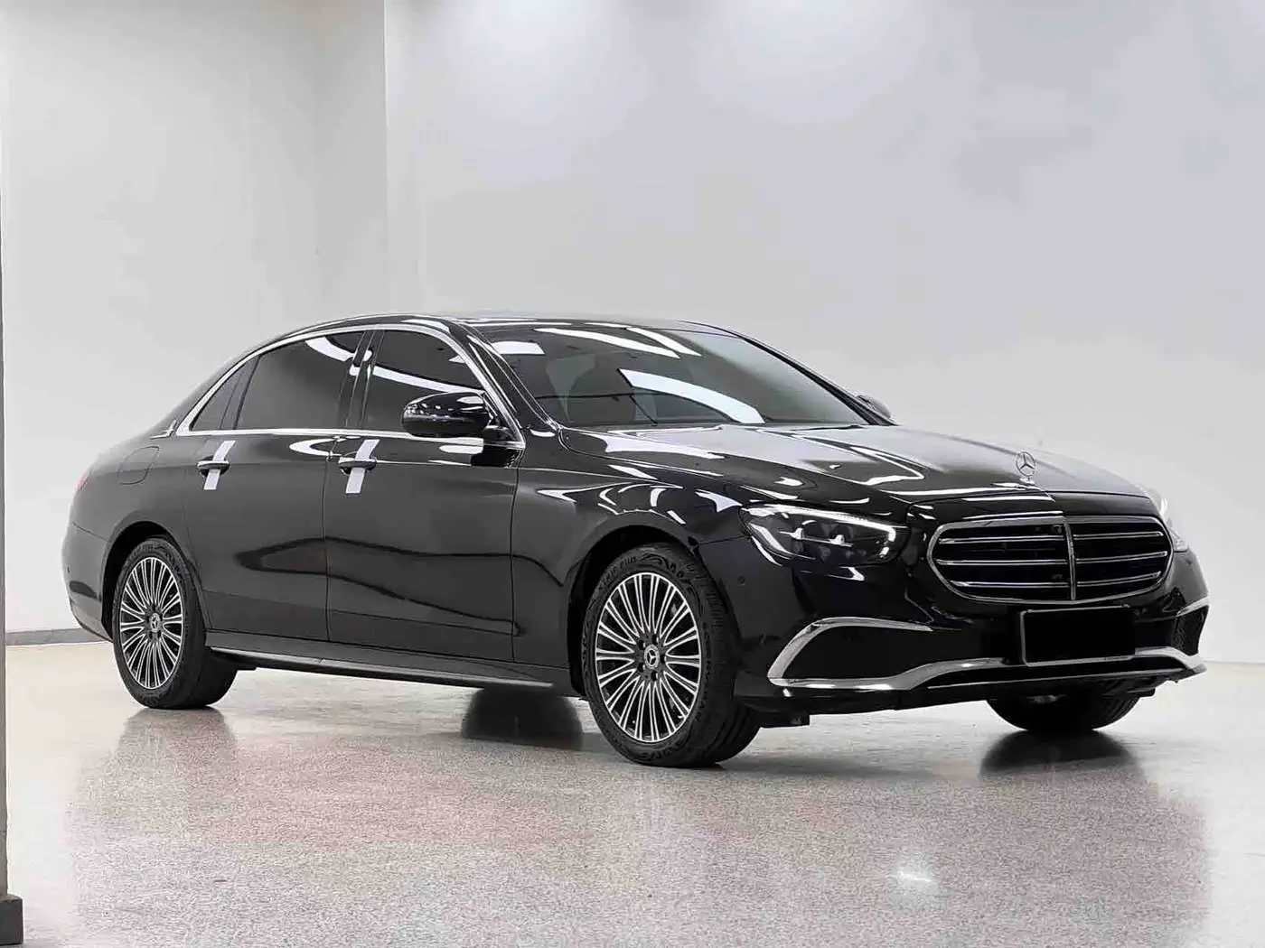 Mercedes-Benz E-Class 2023 — Photo 3/20