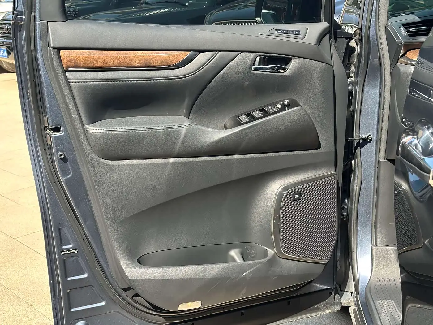 Toyota Alphard 2017 — Şəkil 8/20