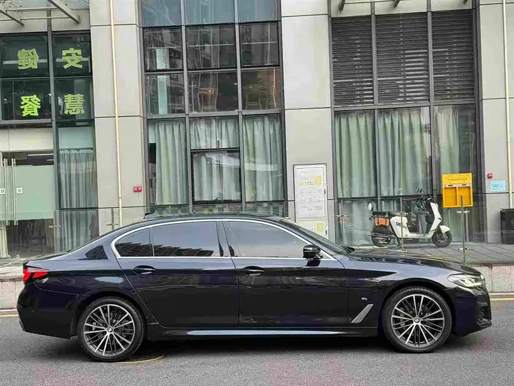 BMW 5 Series 2022 — Photo 4/10