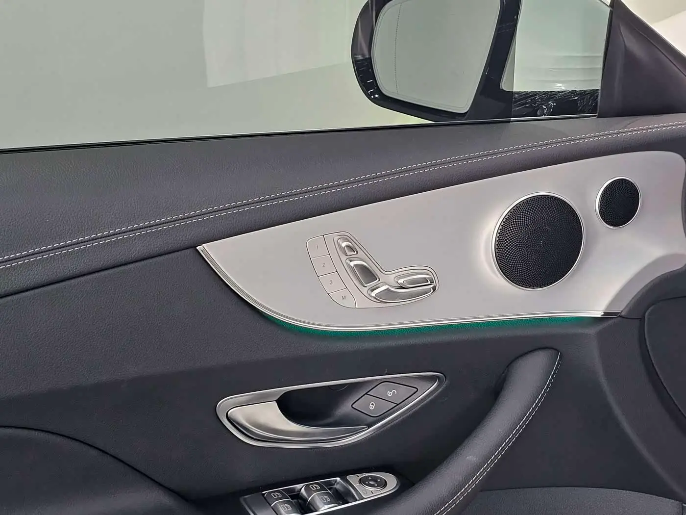 Mercedes-Benz E-Class 2023 — Photo 11/15