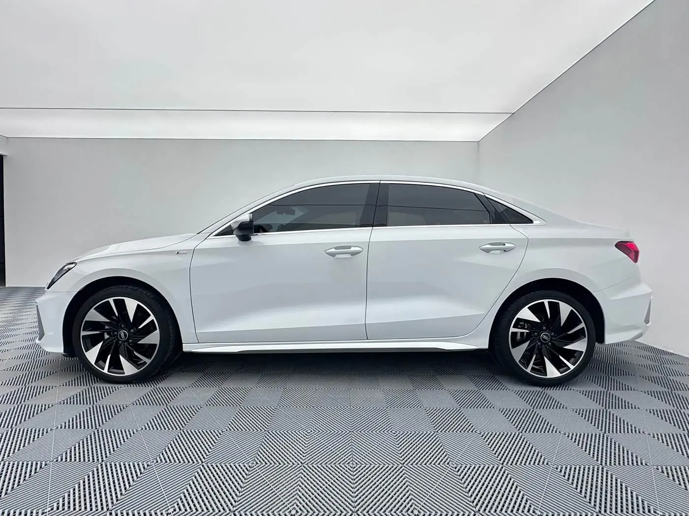 Audi A3 2023 — Фото 8/18