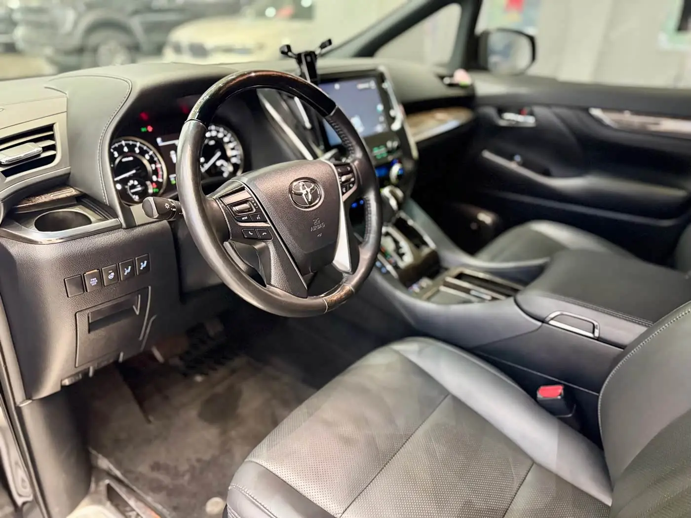 Toyota Alphard 2020 — Photo 7/16