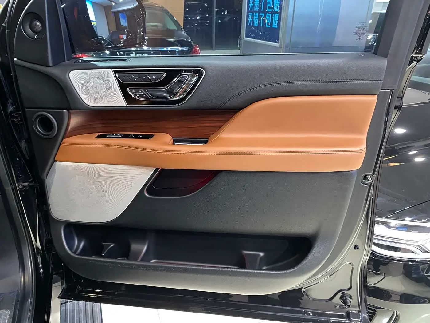 Lincoln Navigator 2022 — Şəkil 10/17