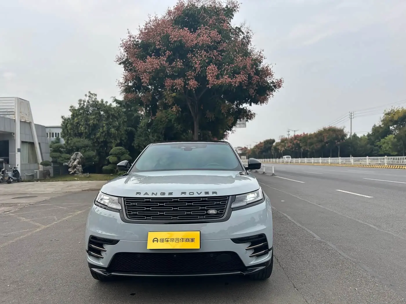 Land Rover Range Rover Velar 2023 — Фото 8/20