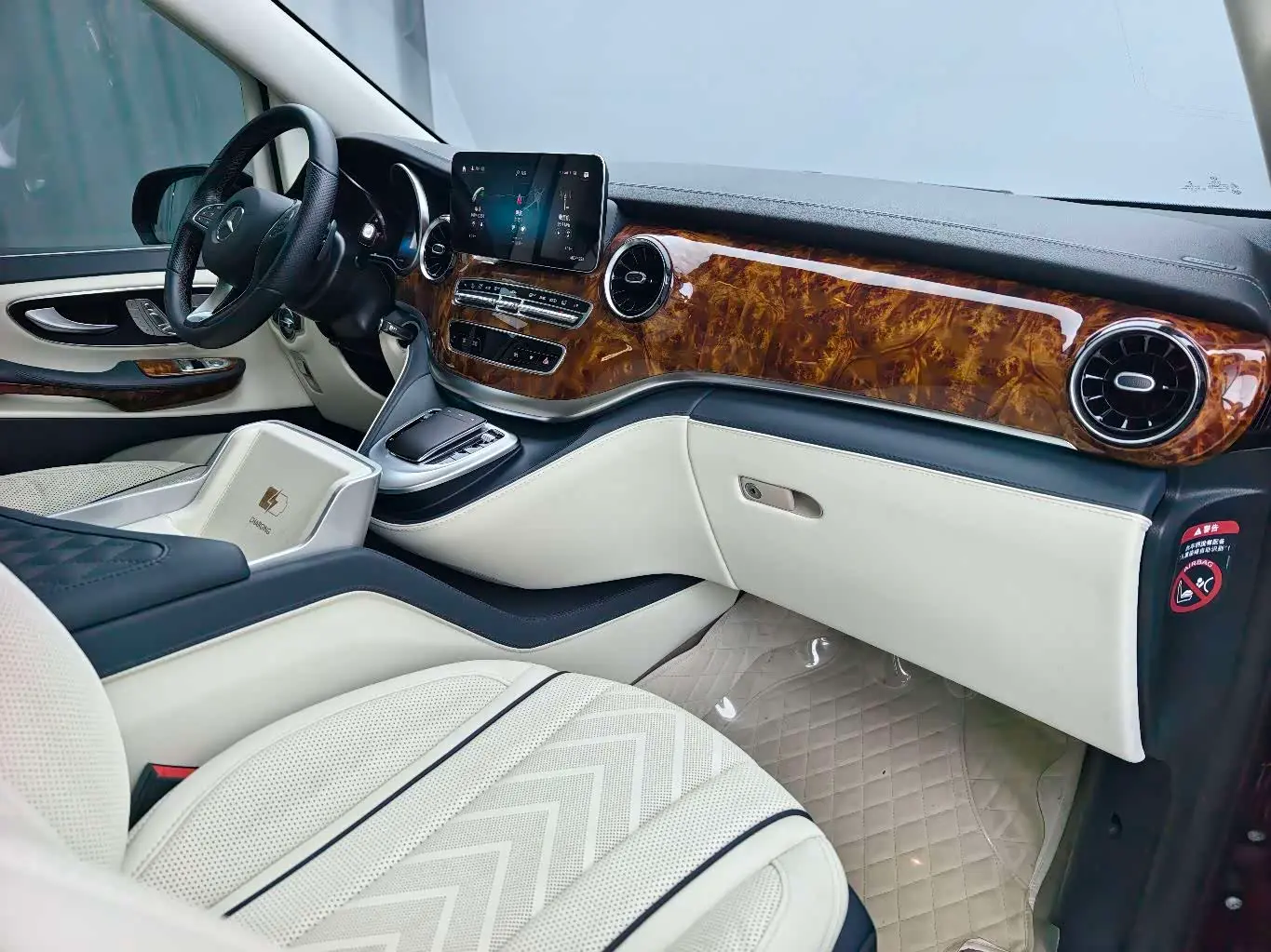 Mercedes-Benz V-Class 2024 — Photo 15/20