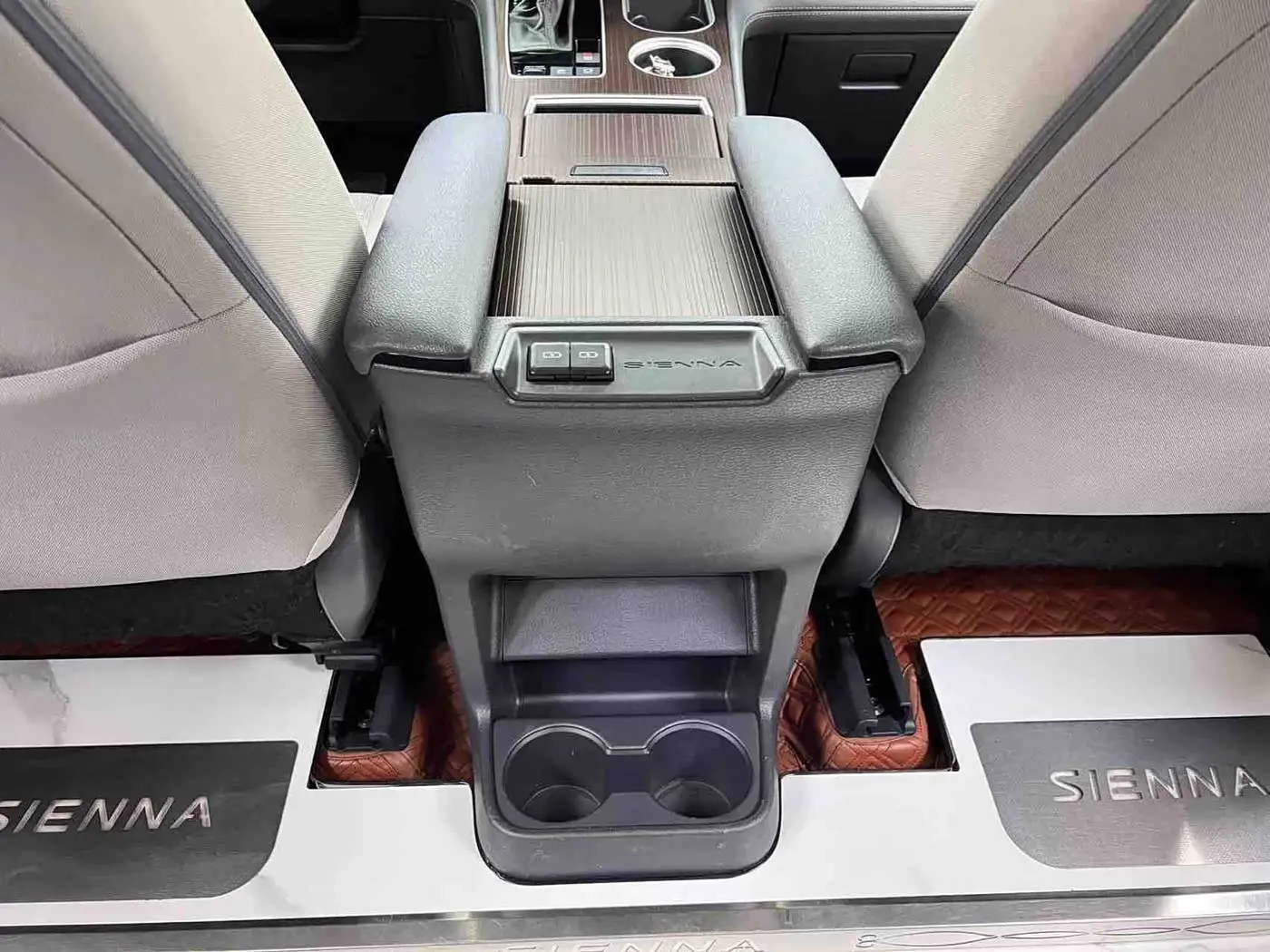 Toyota Sienna 2023 — Photo 13/20
