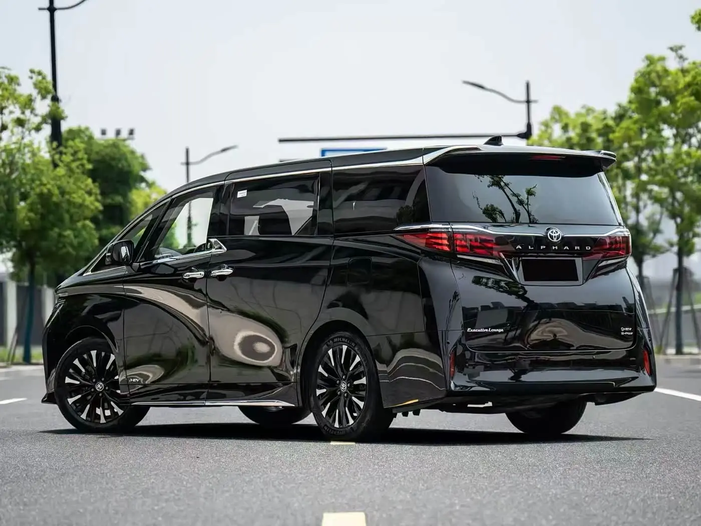 Toyota Alphard 2023 — Photo 4/12