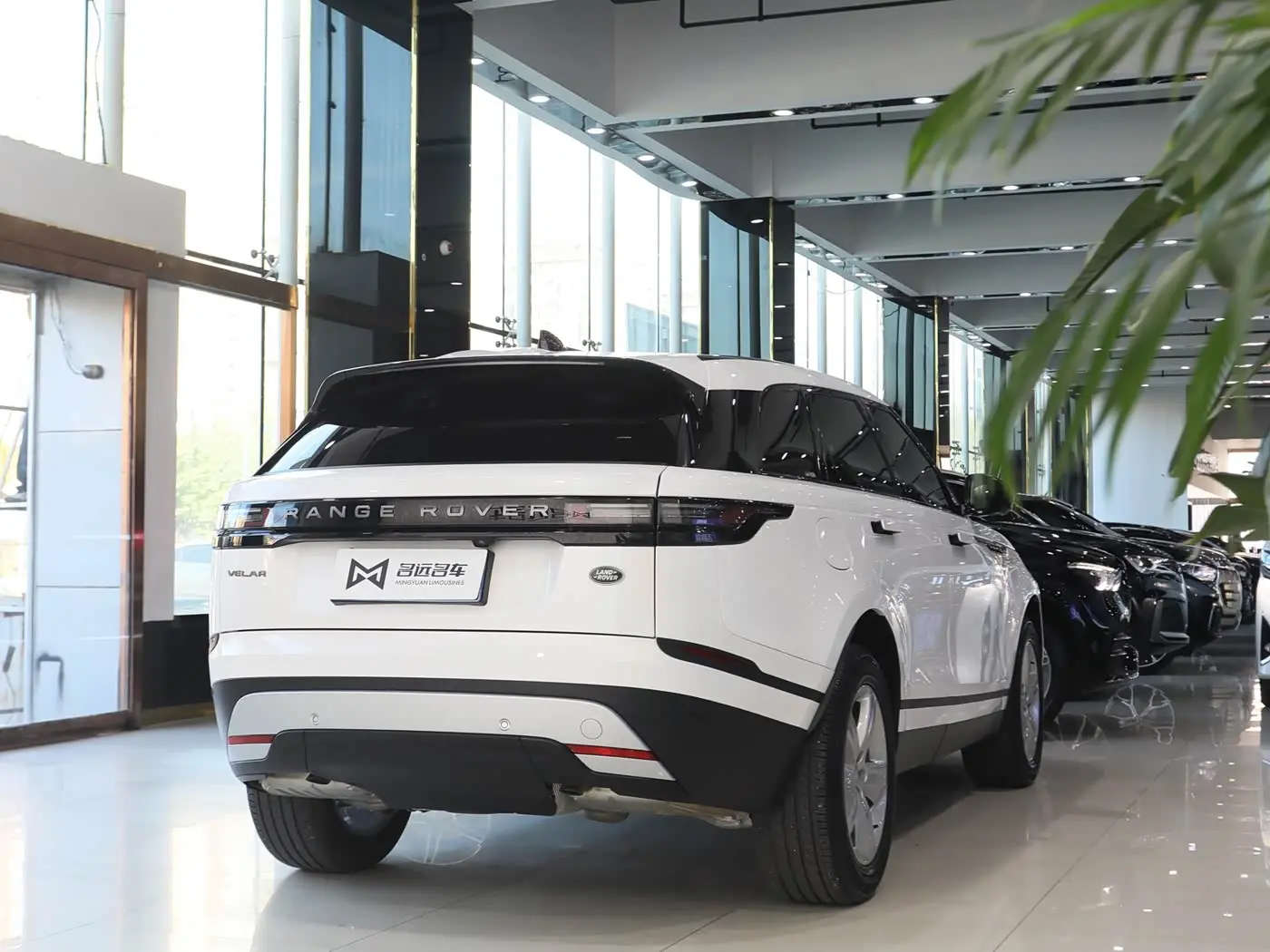 Land Rover Range Rover Velar 2024 — Photo 17/17