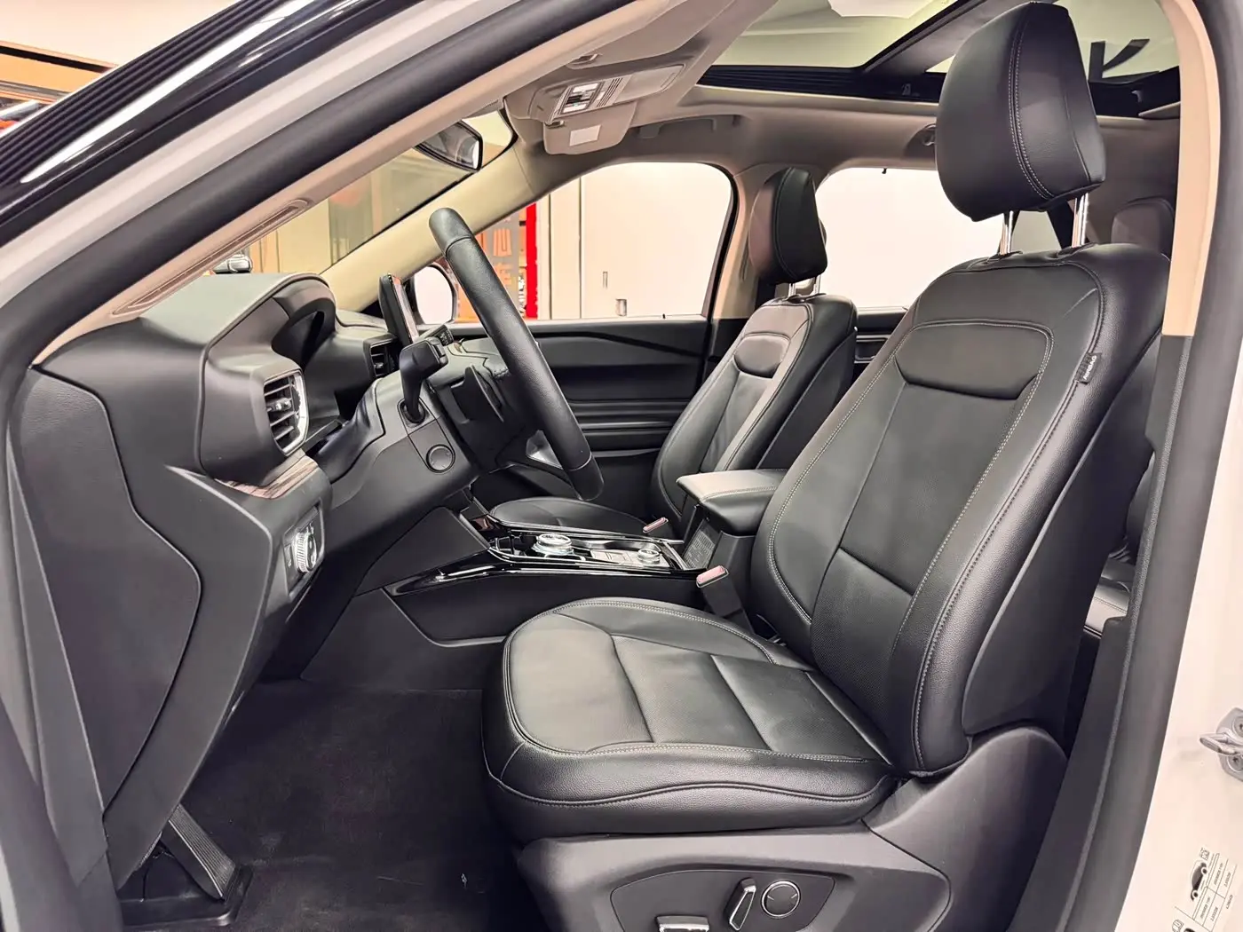 Ford Explorer 2021 — Photo 6/14