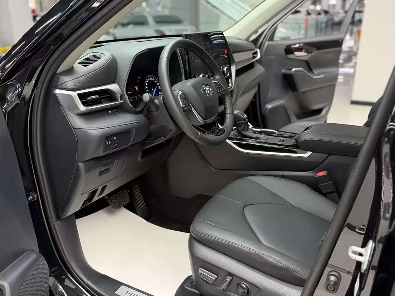 Toyota Highlander 2023 — Photo 5/13