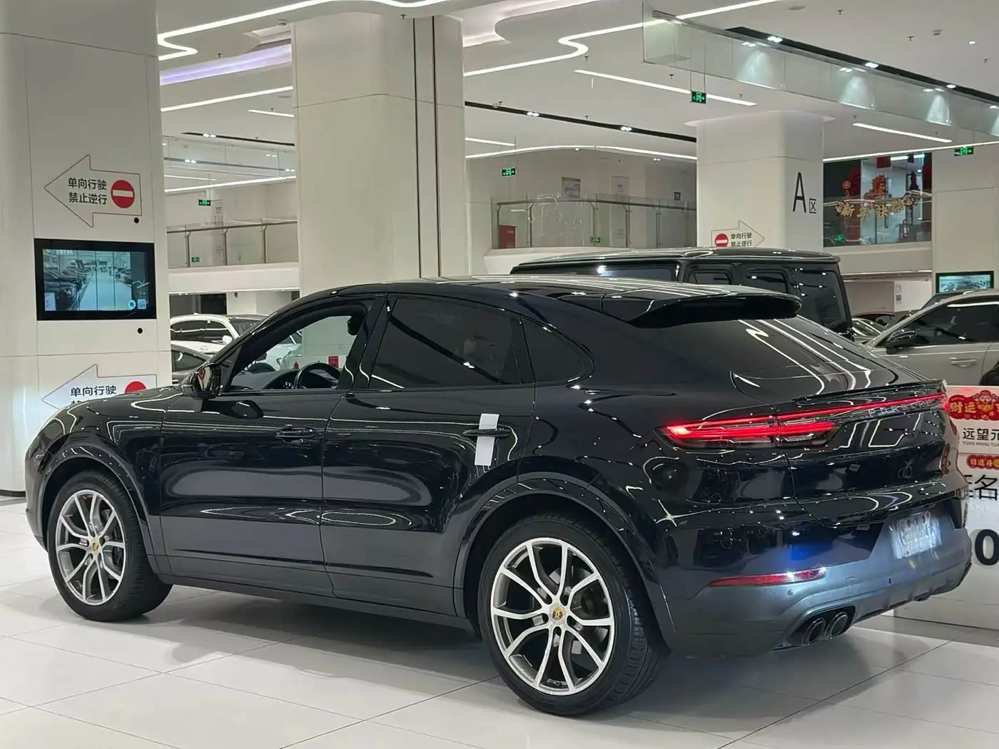 Porsche Cayenne 2021 — Photo 17/18