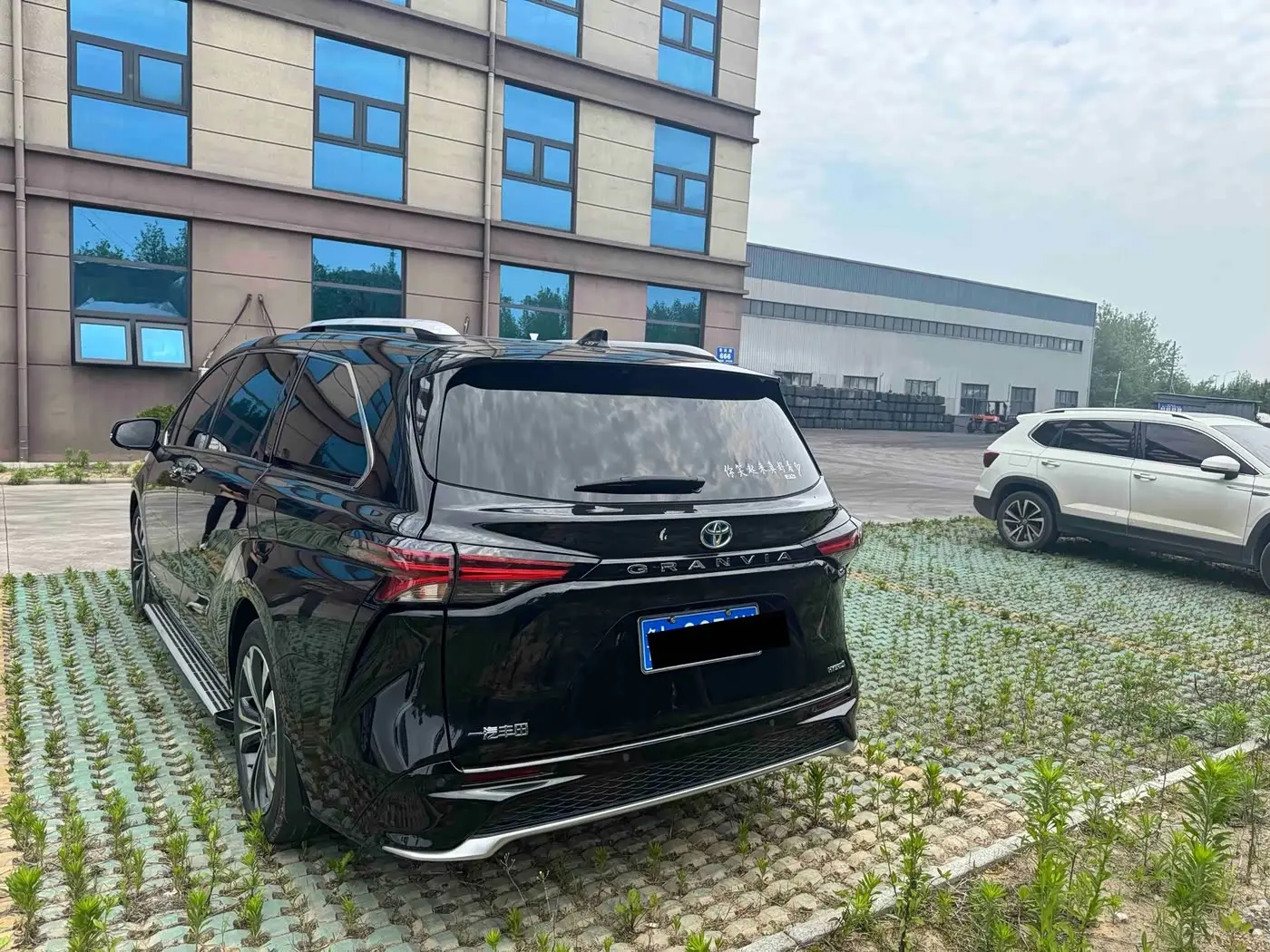 Toyota Granvia 2024 — Photo 3/9