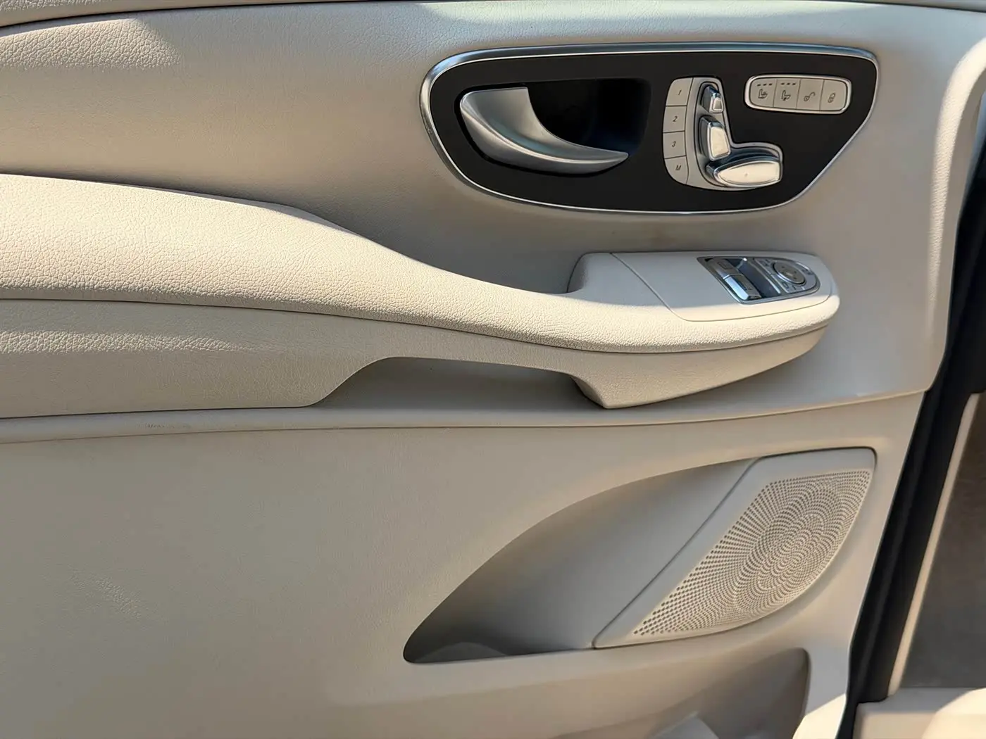 Mercedes-Benz V-Class 2016 — Фото 9/14