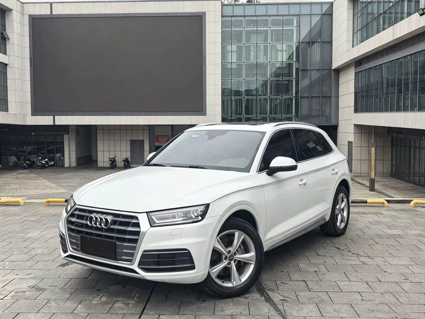 Audi Q5L 2019 — Фото 1/9