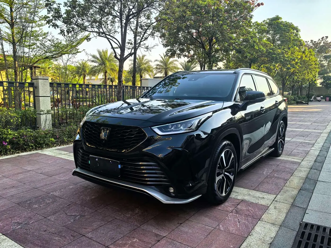 Toyota Crown Kluger 2022 — Photo 2/18