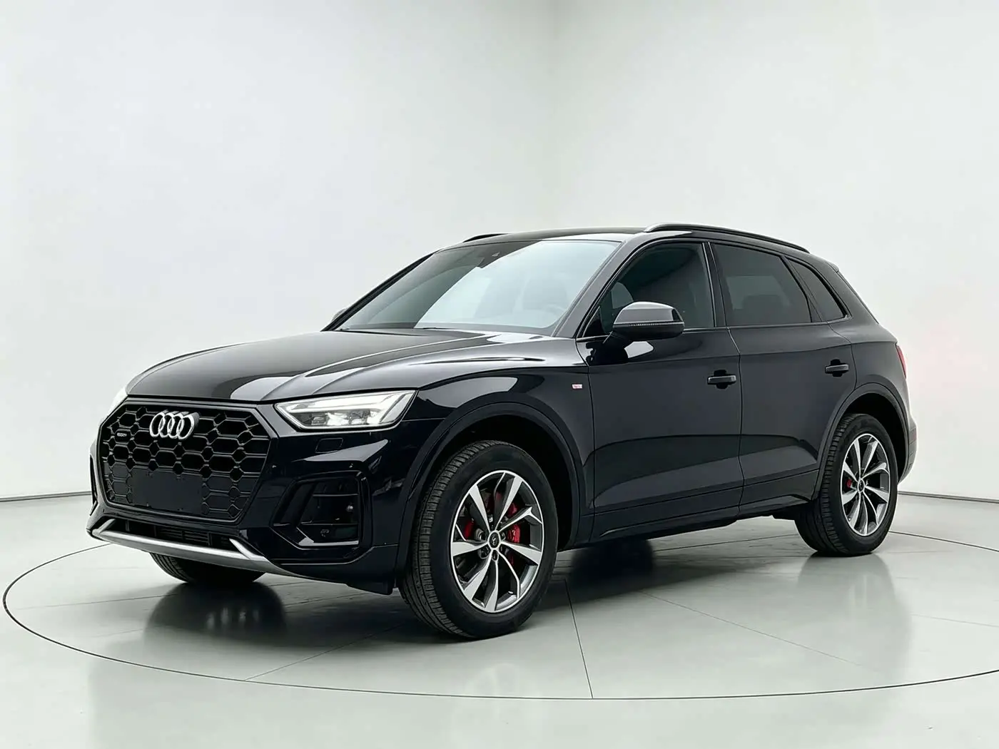 Audi Q5L 2024 — Фото 1/9