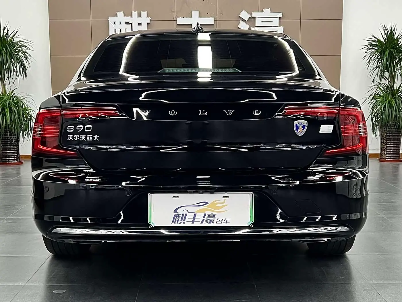 Volvo S90 Plug-in Hybrid 2024 — Photo 16/17