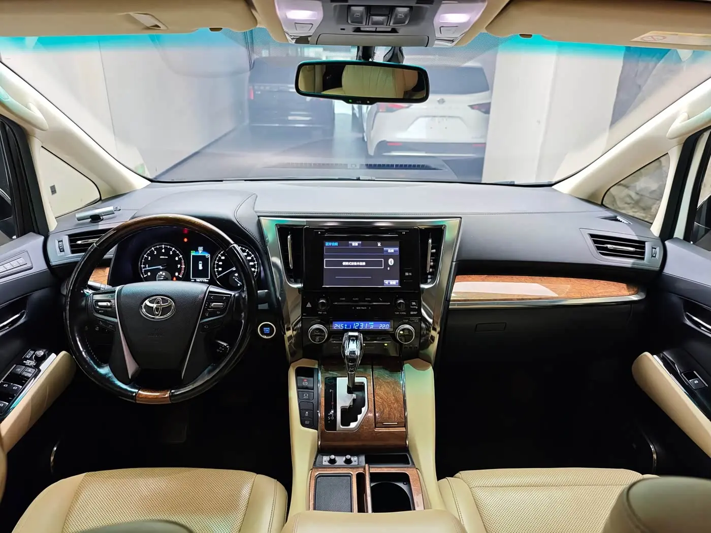 Toyota Alphard 2018 — Photo 5/13