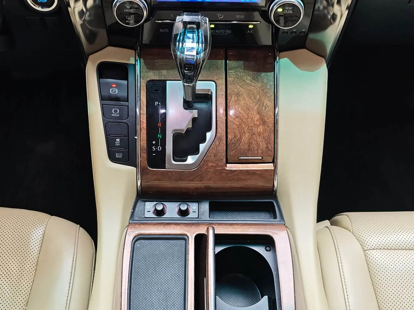 Toyota Alphard 2018 — Photo 11/13