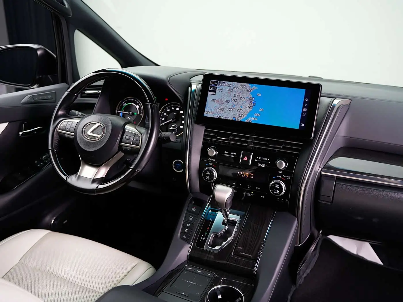 Lexus LM 2021 — Фото 19/20