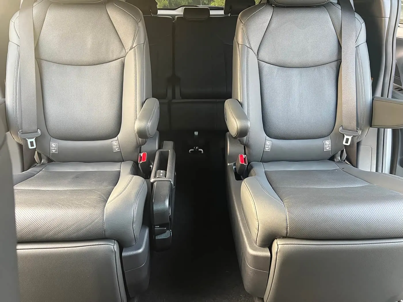 Toyota Sienna 2023 — Фото 17/20