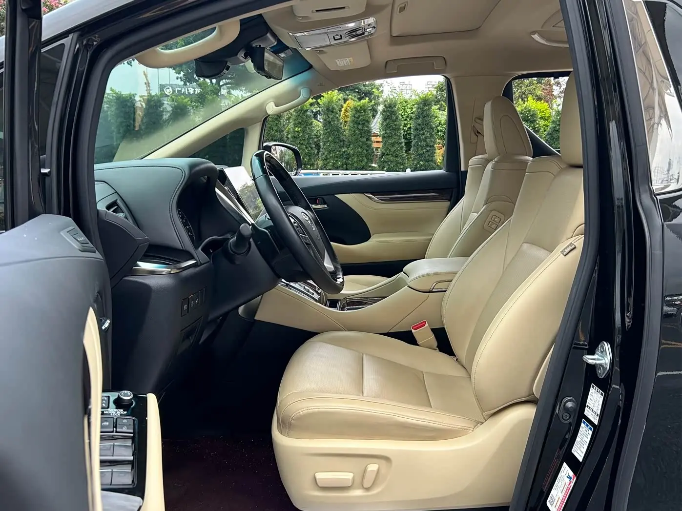 Toyota Alphard 2023 — Photo 8/20