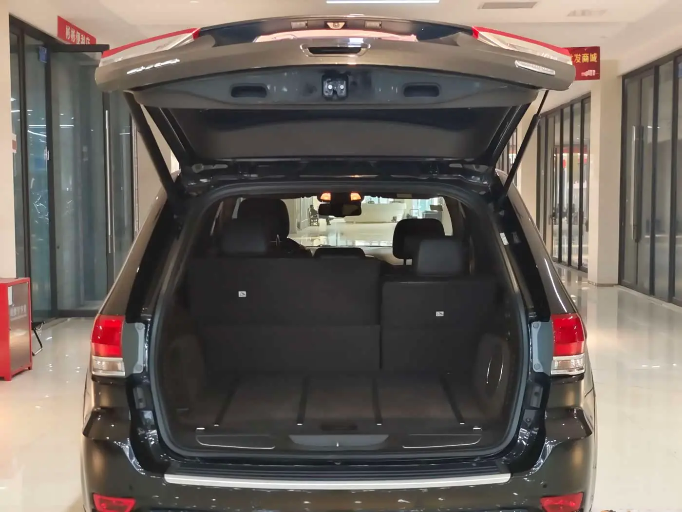 Jeep Grand Cherokee 2018 — Photo 18/20