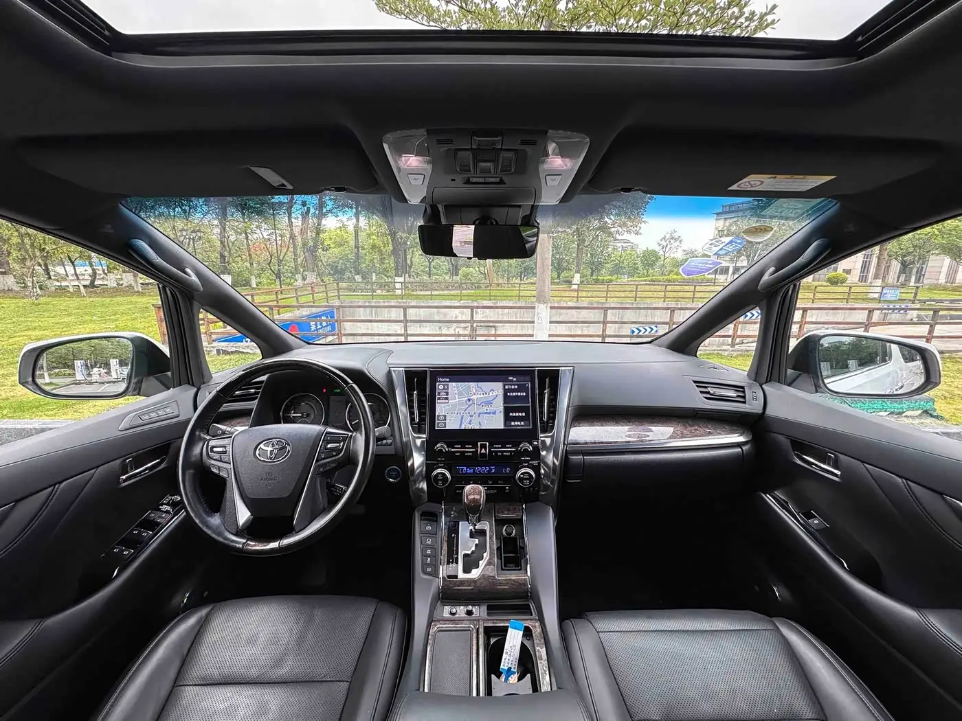 Toyota Alphard 2020 — Photo 19/20