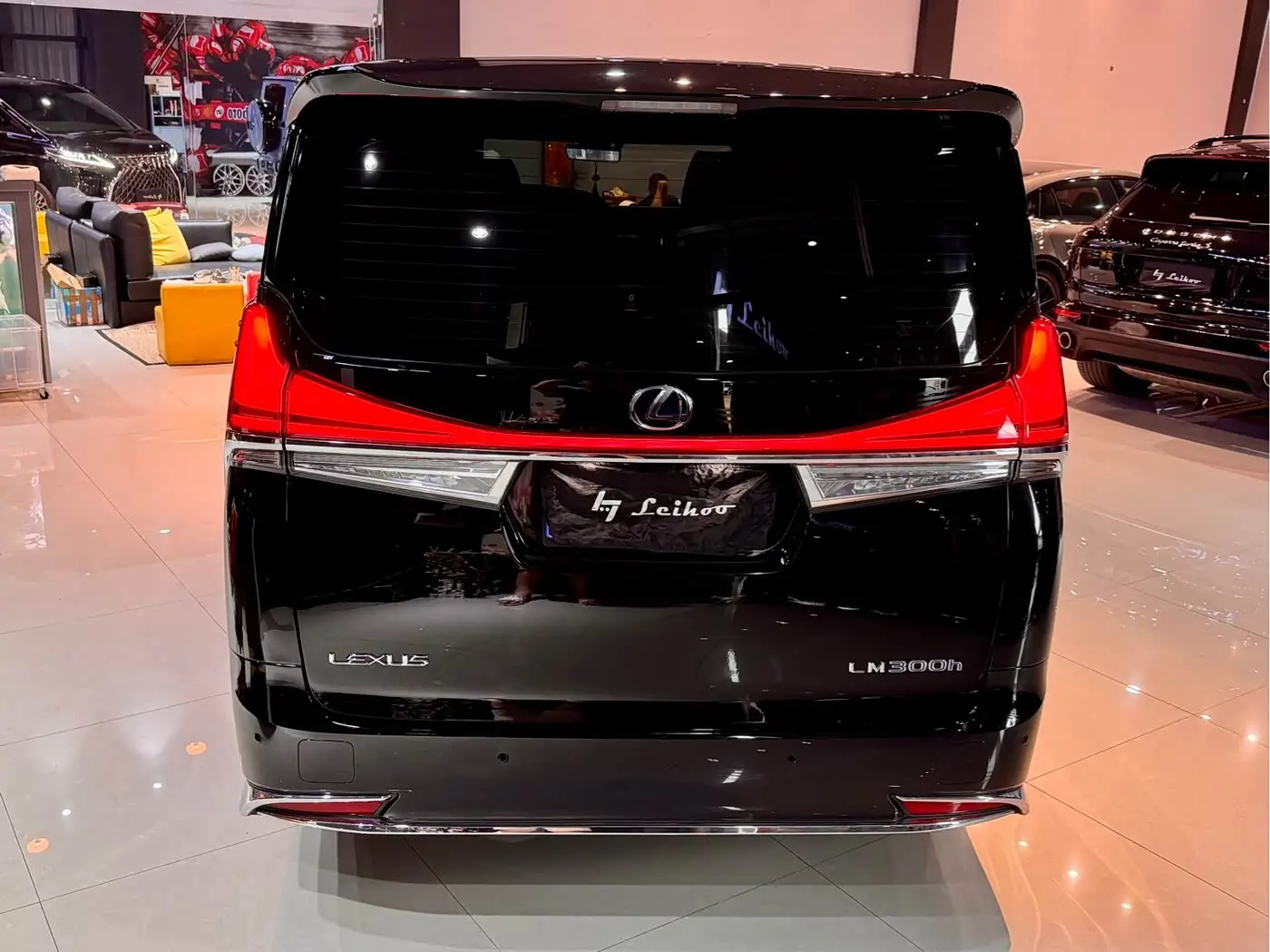 Lexus LM 2022 — Photo 4/12