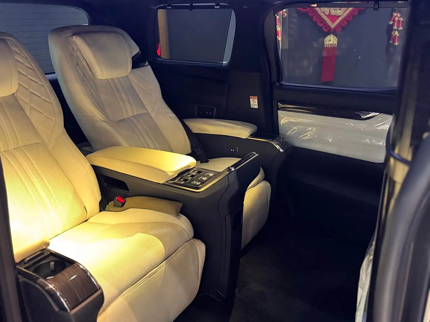Lexus LM 2022 — Photo 6/12