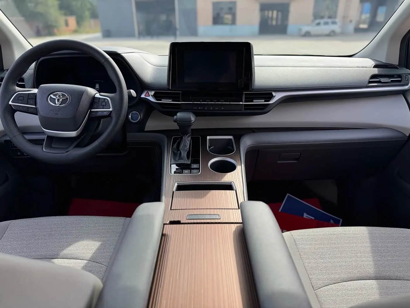Toyota Sienna 2023 — Şəkil 12/20