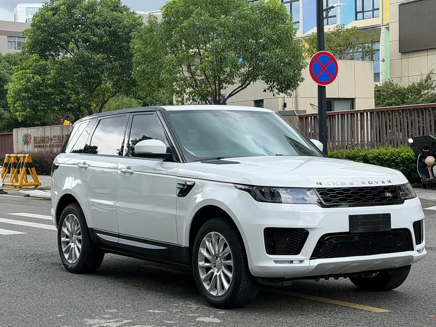 Land Rover Range Rover Sport 2017 — Photo 1/17