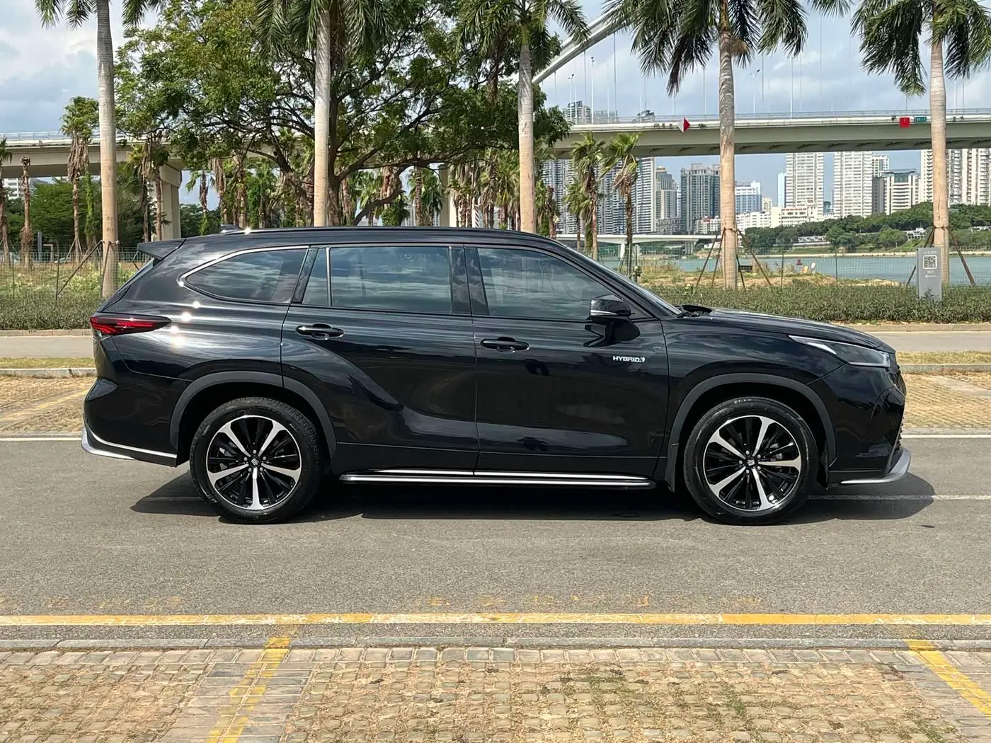 Toyota Crown Kluger 2024 — Photo 6/20