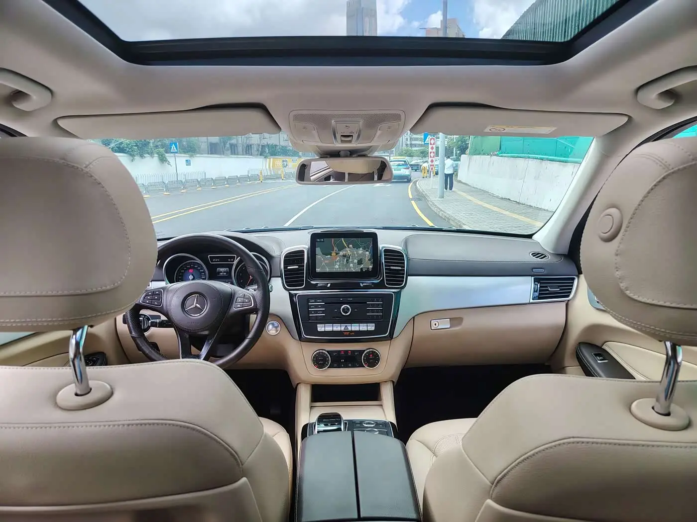 Mercedes-Benz GLS 2016 — Photo 14/20