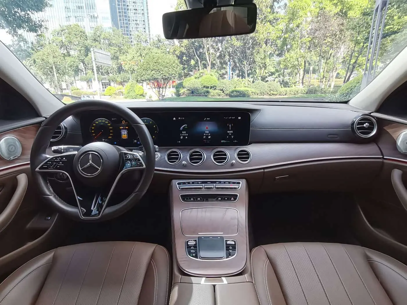 Mercedes-Benz E-Class 2023 — ფოტო 17/20