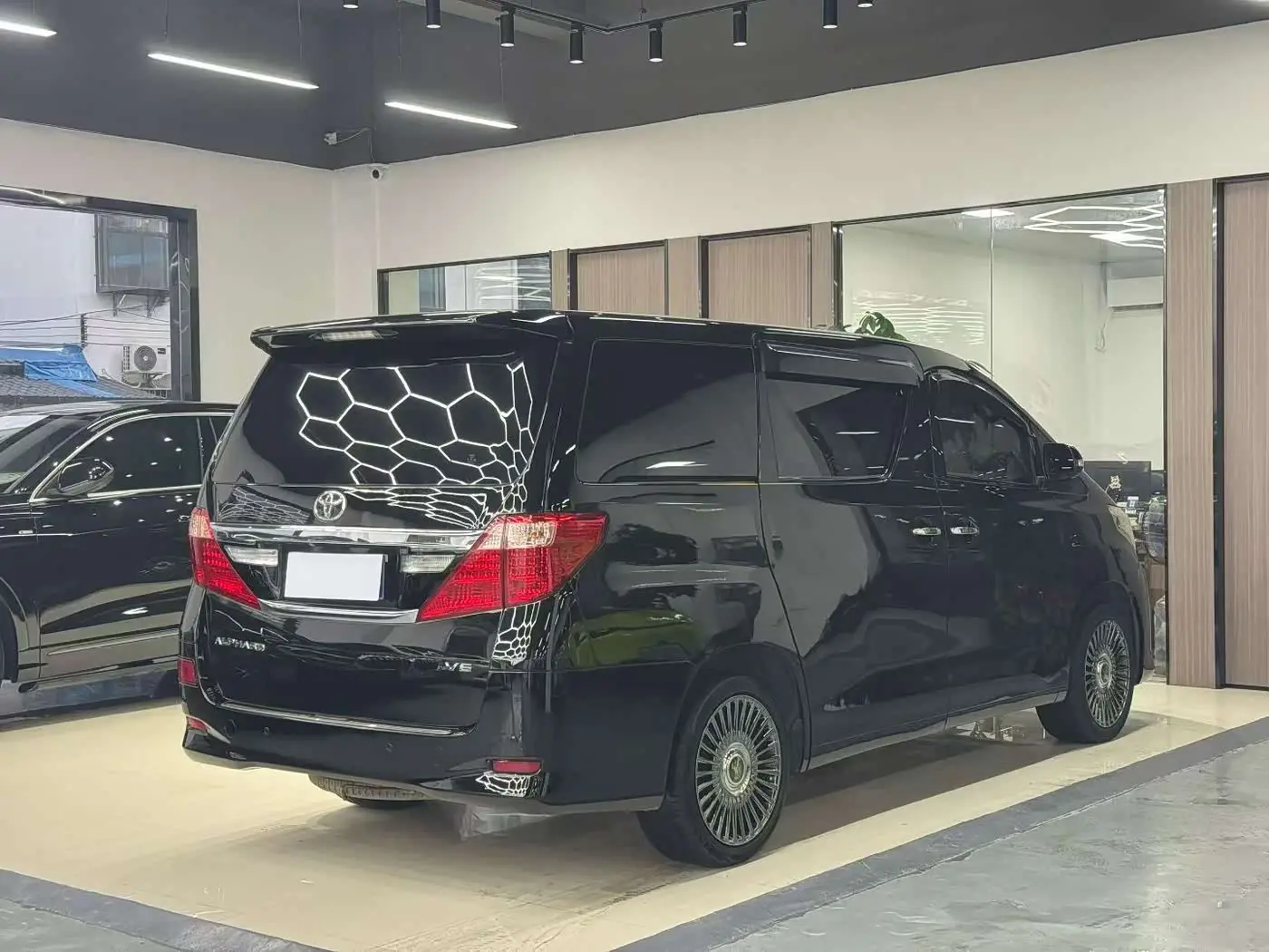 Toyota Alphard 2012 — Photo 7/9