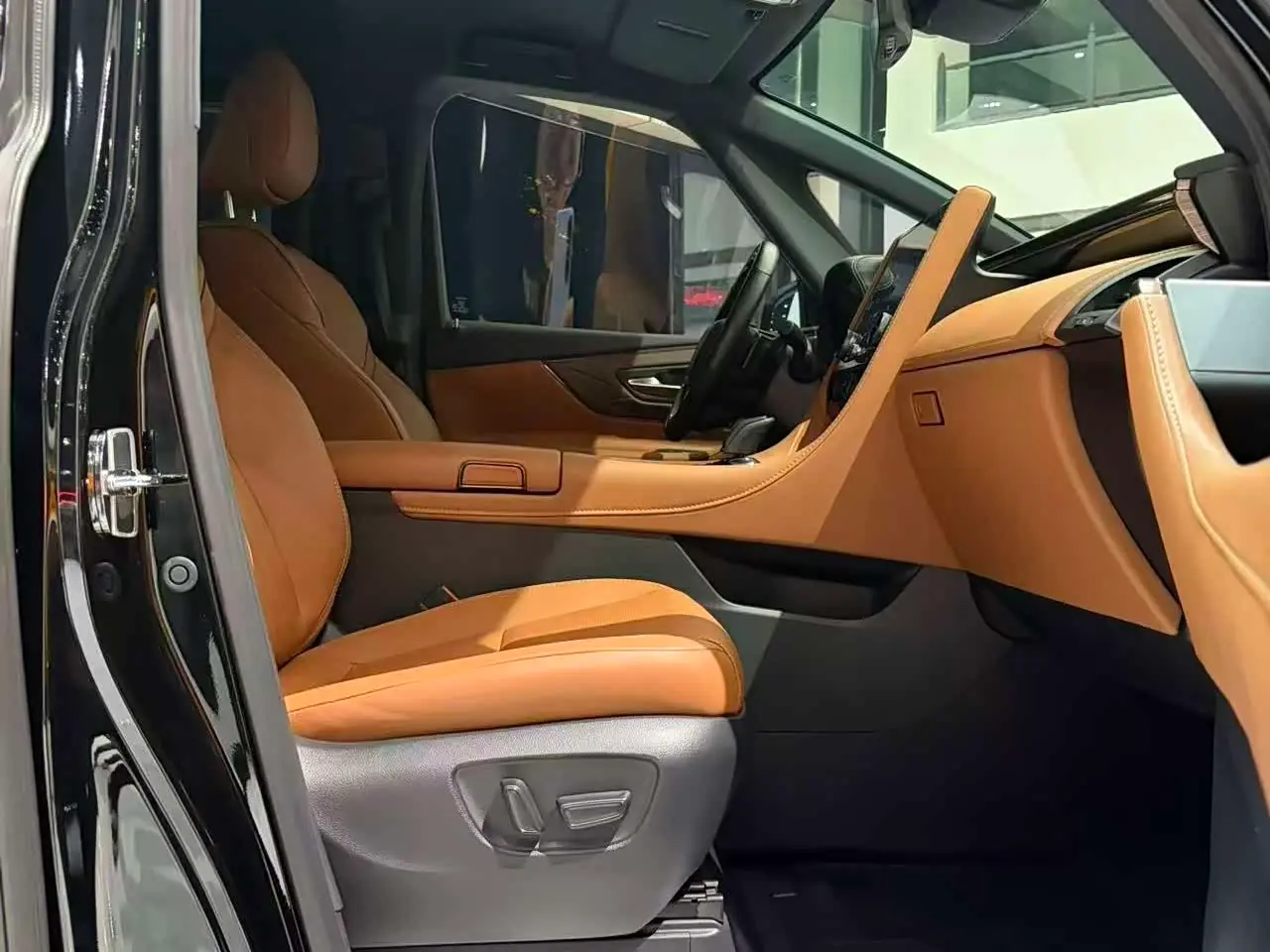 Toyota Vellfire 2024 — Photo 13/17