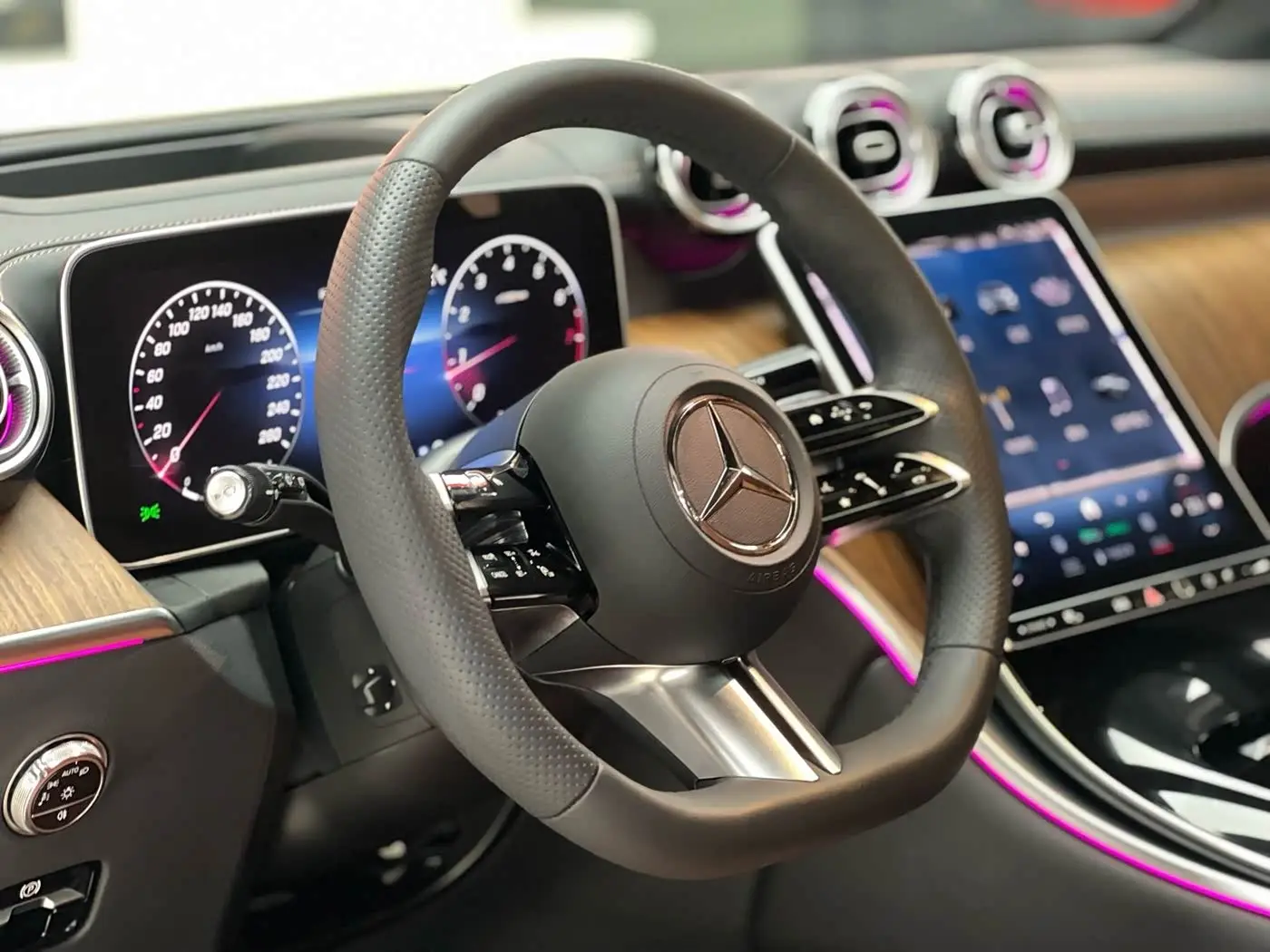 Mercedes-Benz GLC 2023 — Photo 7/20