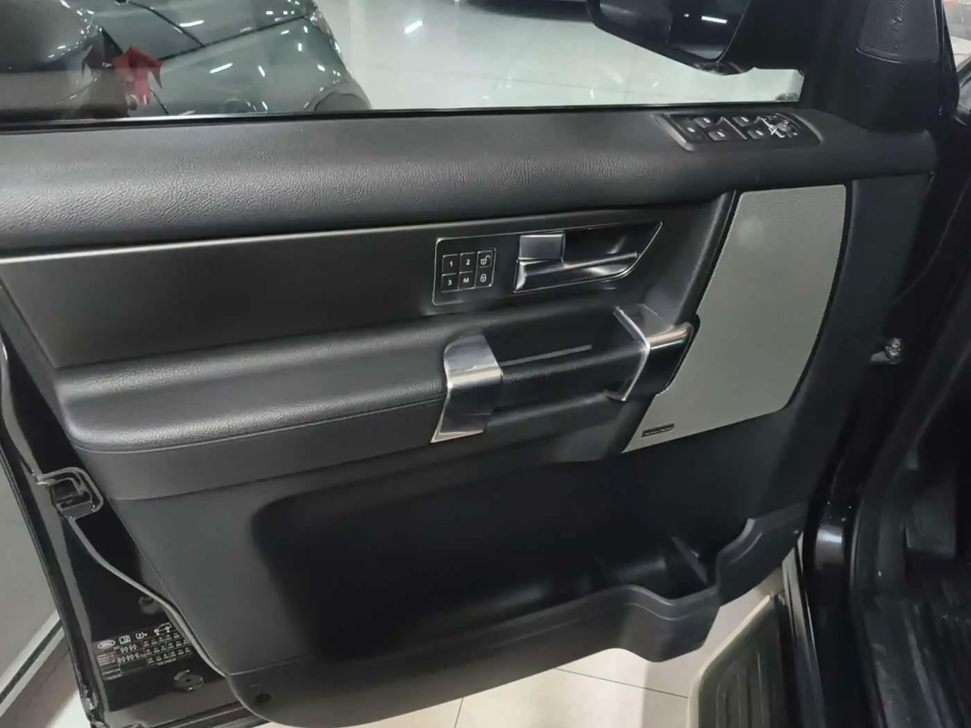 Land Rover Discovery 2014 — Şəkil 13/19