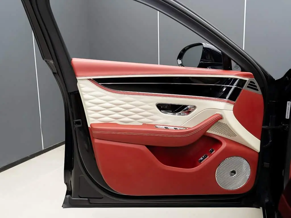 Bentley Flying Spur 2025 — Фото 8/20