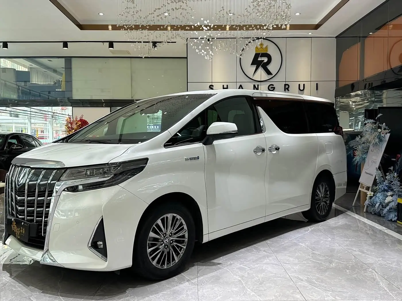 Toyota Alphard 2019 — Photo 1/13