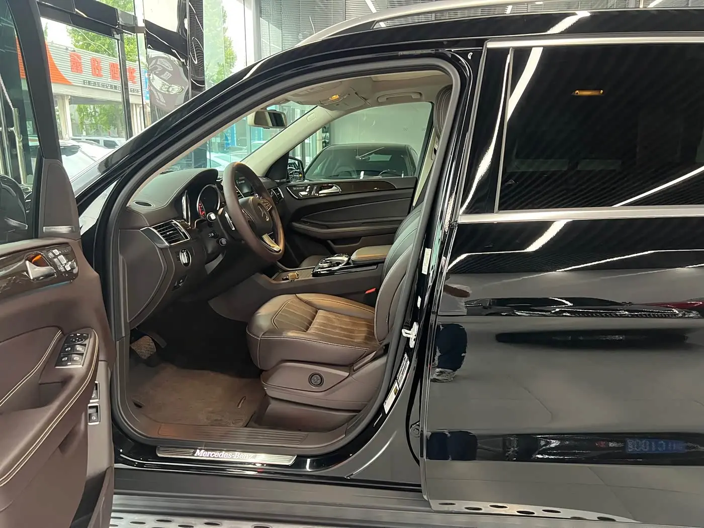 Mercedes-Benz GLS 2017 — Photo 10/20