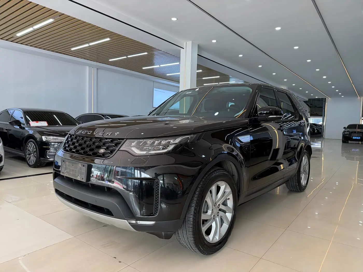 Land Rover Discovery 2017 — Photo 1/9